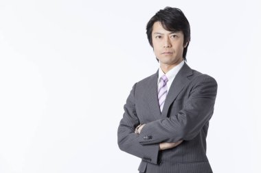 Beyaz takım elbiseli genç Asyalı iş adamı.