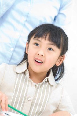 Şaşırmış Asyalı bir kızın yakın portresi.