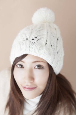 Sıcak şapkalı genç bir kadın, stüdyo fotoğrafı.