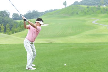 Dağlarda golf oynayan adam..