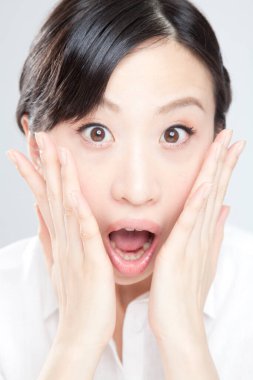 Şaşırmış yüzlü Asyalı kadın.