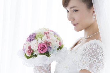 Gelin düğün gününde çiçeklerle