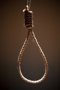 Tavandan sarkan boş bir halatın dikey görüntüsü. 