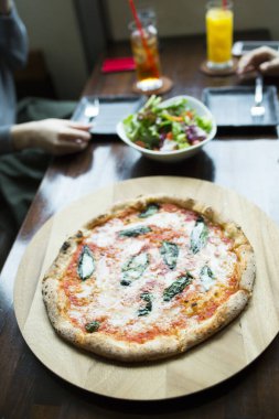 Kafedeki pizzaya yakın çekim.