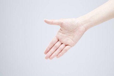 Beyaz arka planda el hareketi yapan kadınların yakın çekimi. 