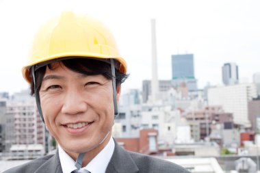 Miğferli ve takım elbiseli Asyalı