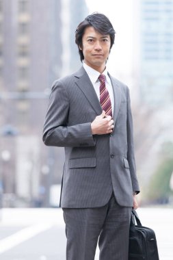 Yetişkin Japon iş adamının şehir sokaklarındaki portresi