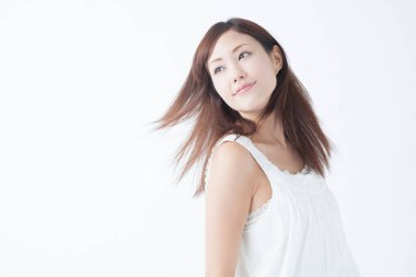 Genç, güzel Asyalı bir kadın izole edilmiş arka planda poz veriyor.  