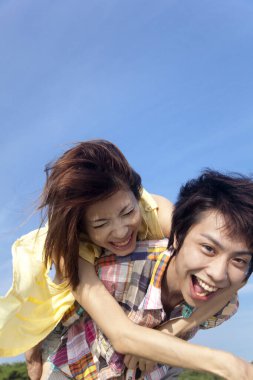 Genç Asyalı çift dışarıda eğleniyor. 