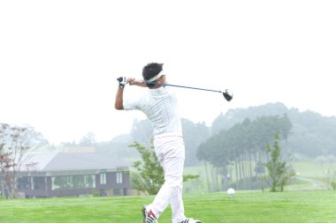 Golf sahasında oynuyor adam