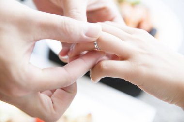 kadının parmağını sipariş yüzüğü dostum