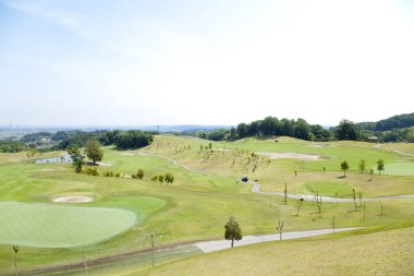 Altın bahçeli manzaralı bir arazi.