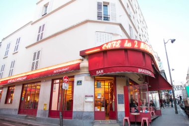 Kırmızı tente kafe köşe bina parlayan ışıklar akşam