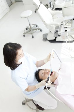 Diş hekimi ve hasta muayenehanesinde