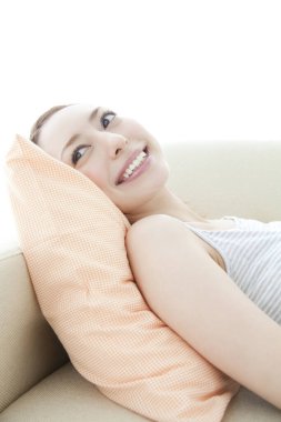 Genç kadın evde kanepede rahatlatıcı