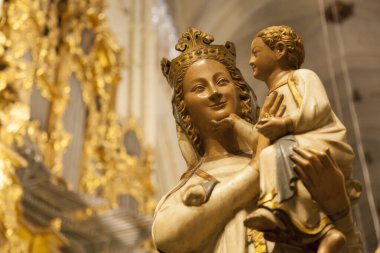 Meryem heykeli ve İsa bebek