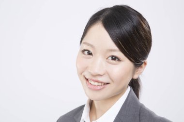 Beyaz bir gülüşü olan genç bir kadın 