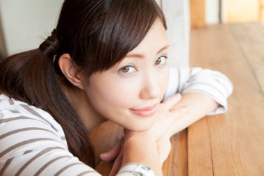 Asyalı kadın kameraya gülümseyen