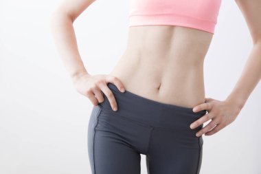 Stüdyoda genç bir kadının ince vücudu..