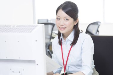 Genç Asyalı iş kadını iş başında