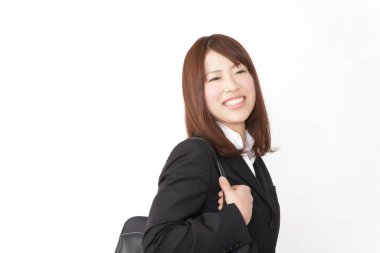 Takım elbiseli genç Japon iş kadını beyaz arka planda izole edilmiş..