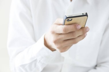 akıllı cep telefonu kullanan adam