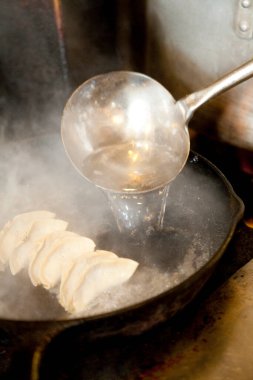 Sıcak tavada buharda pişmiş hamur köftelerini yakından çek.