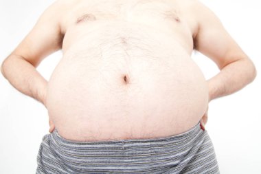 Koca göbekli bir adam beyaz arka planda izole edilmiş.