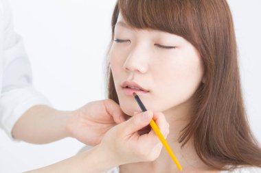 Asyalı kadın makyaj uygulamak 