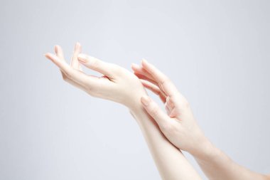 beyaz zemin üzerinde güzel eller