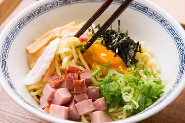 Japon erişteleri beyaz kasede servis edilir.