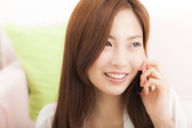 Akıllı telefon kullanan Asyalı kadın.