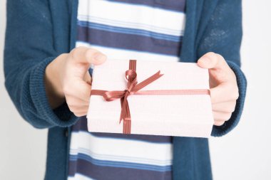 Hediye kutusu olan adam, kapat.