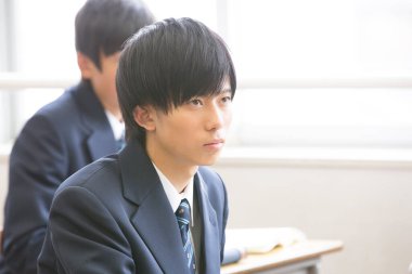 Genç Japon çocuk okulda okuyor.