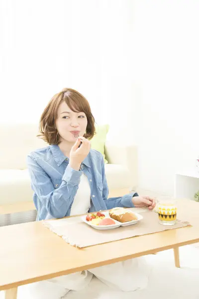 Jong Japans Vrouw Ontbijten Thuis — Stockfoto