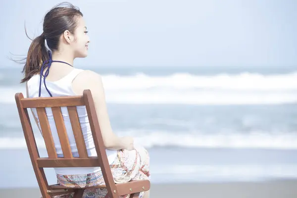 Ritratto Bella Donna Asiatica Seduta Una Sedia Legno Sulla Spiaggia — Foto Stock