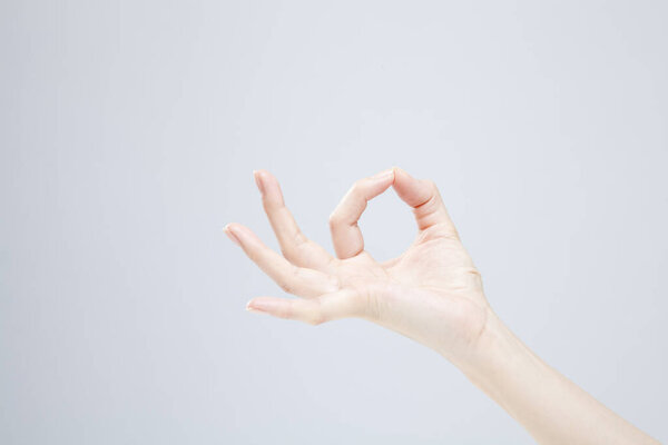 Крупный план женской руки на белом фоне 