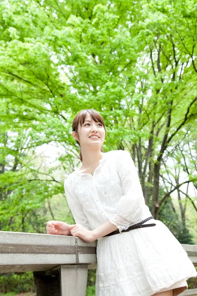 Hermosa Asiático Mujer Blanco Vestido Parque — Foto de Stock