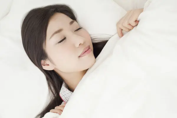 Mladá Asijská Žena Spící Posteli — Stock fotografie