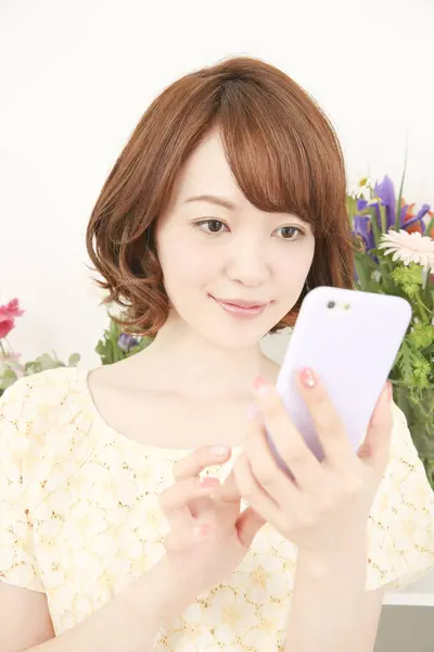 Beautiful Japanese Young Woman Using Smartphone — Stock Photo, Image