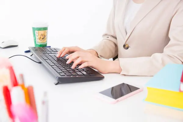 Female Hands Typing Keyboard Coffee Cup Smartphone Desk Office — Stock Photo, Image