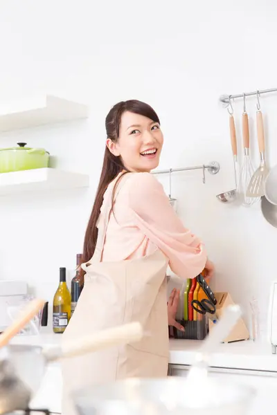 Krásná Japonská Žena Zástěře Vaření Kuchyni — Stock fotografie