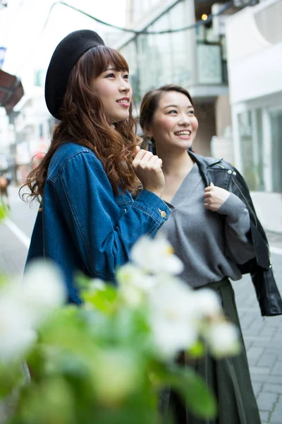 Asiatiske Venner Smilende Byen - Stock-foto