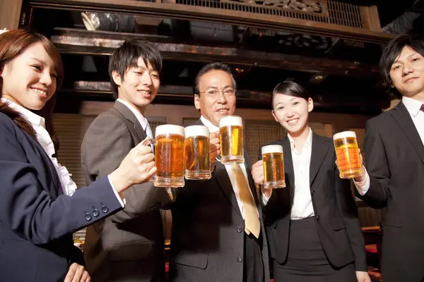 Équipe Affaires Japonaise Avec Bière Bar — Photo
