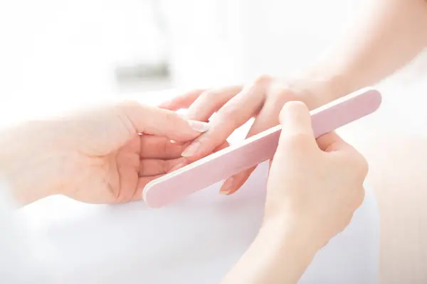 Close Van Een Vrouw Doet Manicure Schoonheidssalon Nagelbehandeling Concept — Stockfoto