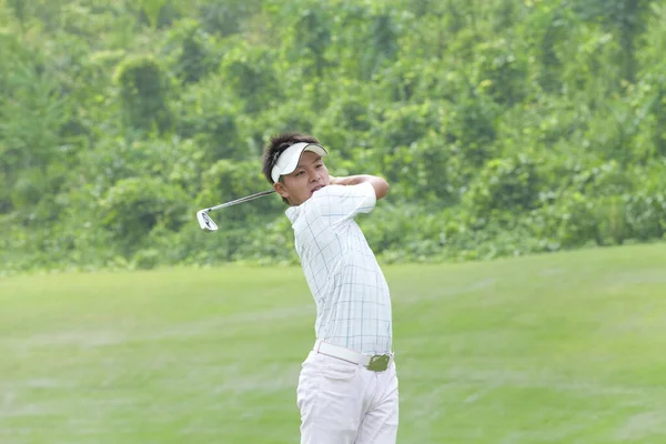 Ung Japansk Mand Spiller Golf Dagen - Stock-foto