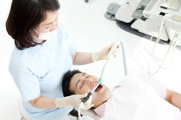 Dentysta Badający Zęby Młodego Mężczyzny Klinice — Zdjęcie stockowe