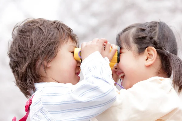 Asyalı Küçük Kız Oğlan Bahar Parkında Eğleniyorlar — Stok fotoğraf
