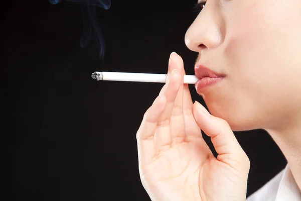 Женщина Курит Сигарету Темном Фоне — стоковое фото