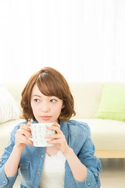 Mooie Aziatische Jonge Vrouw Met Een Mok Koffie — Stockfoto